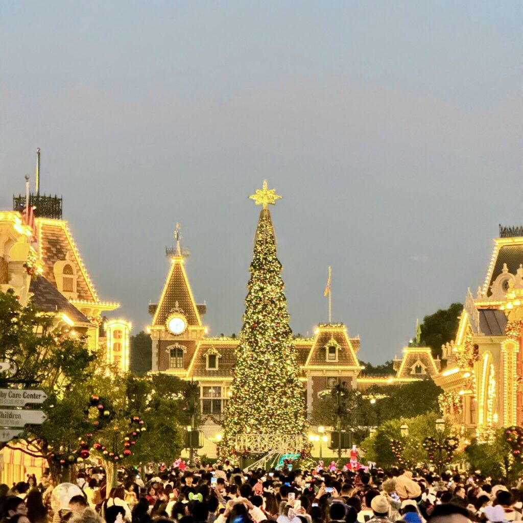 香港ディズニーランドのクリスマスイルミネーションの様子